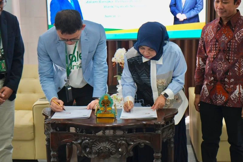 Foto :&nbsp;Direktur Network &amp; Retail Funding BSN Ari Kurniaman dan&nbsp;Rektor UIN Maulana Malik Ibrahim Malang Prof. Dr. Hj. Ilfi Nur Diana,&nbsp;menandatangani dokumen kerjasama.&nbsp;